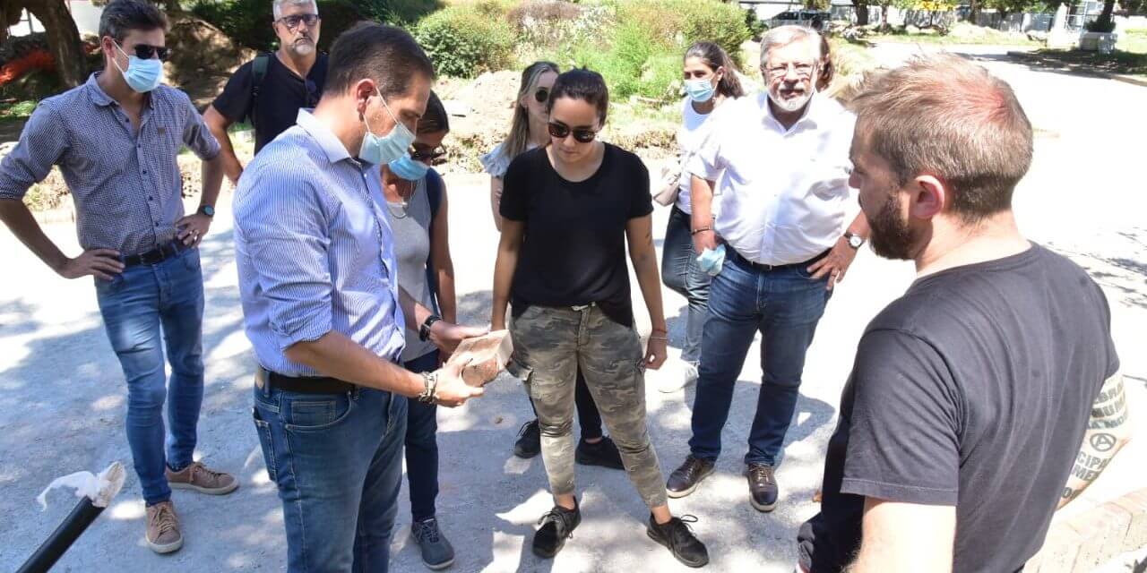 Gill supervisó la obra de Plaza Centenario junto a miembros de la Comisión Nacional de Monumentos