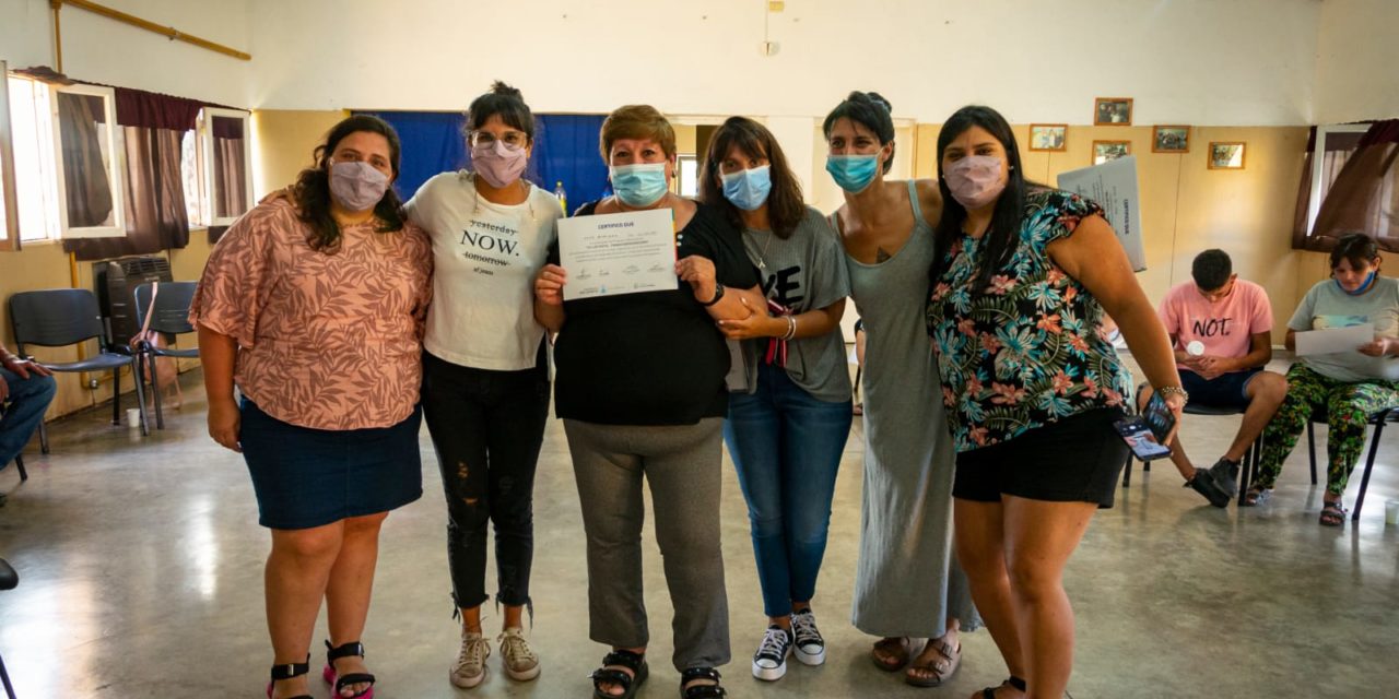 Trama emprendedora: 33 mujeres finalizaron la capacitación en barrio Alberdi