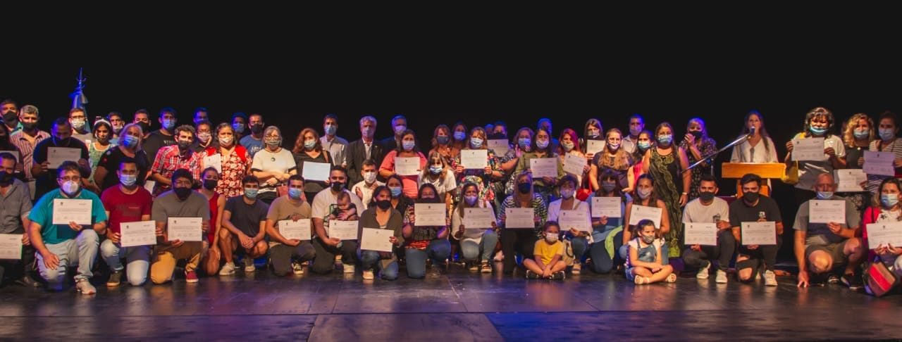 Más 250 vecinos recibieron diplomas por capacitación en los talleres de la Universidad Barrial