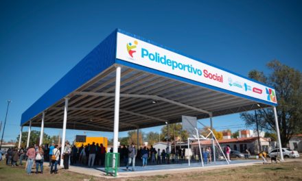 Río Cuarto: Schiaretti inauguró otro polideportivo social y entregó equipamiento médico