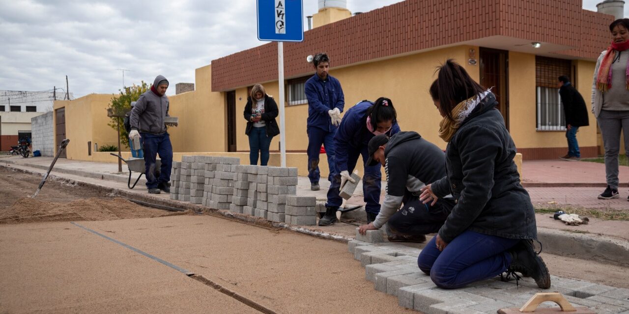 Adoquinado y economía circular: comenzó la colocación de adoquines en el Pasaje Imposti de Río Cuarto