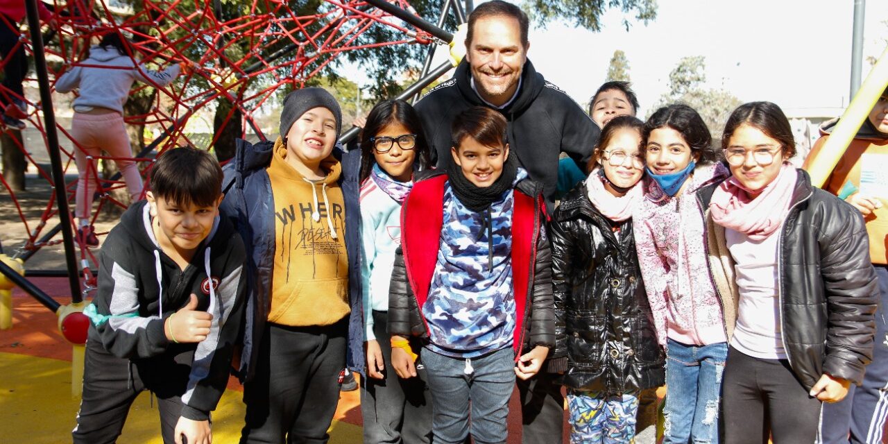 Niños y niñas del Programa Ahora los Chicos conocieron la nueva plaza infantil del Parque Pereira y Domínguez en Villa María