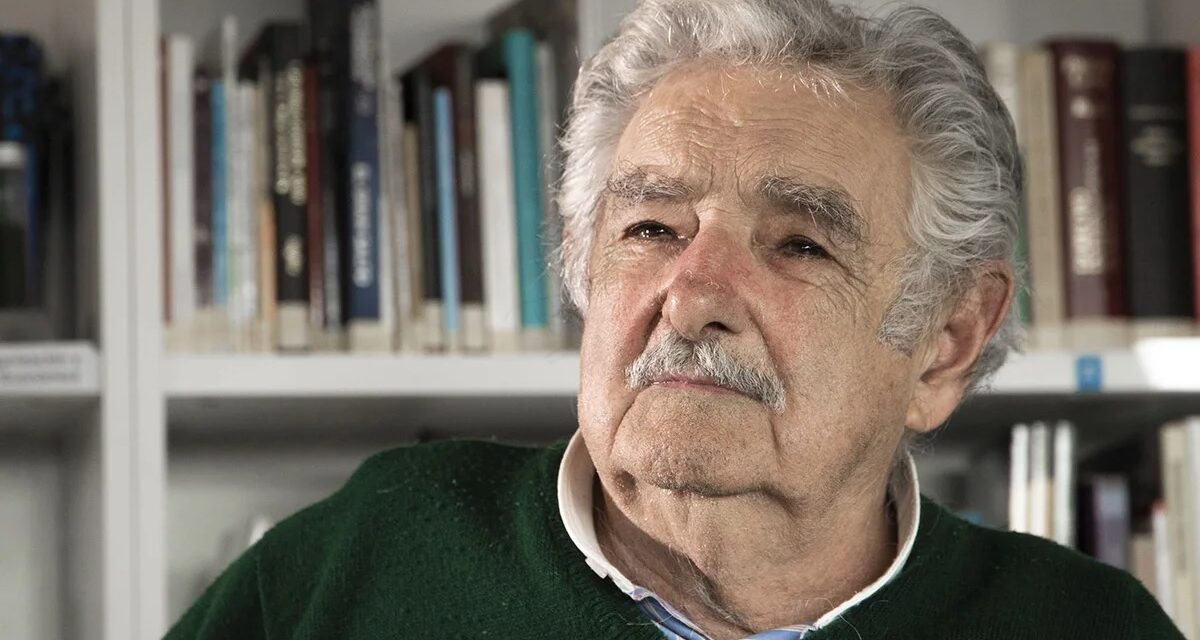 En Montevideo, José Pepe Mujica recibió el título de Doctor Honoris Causa de la UNRC