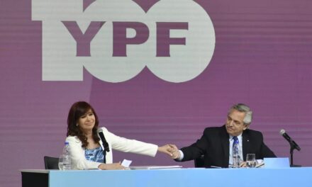 CFK junto a Fernández: “Gobernar es poder administrar las tensiones”