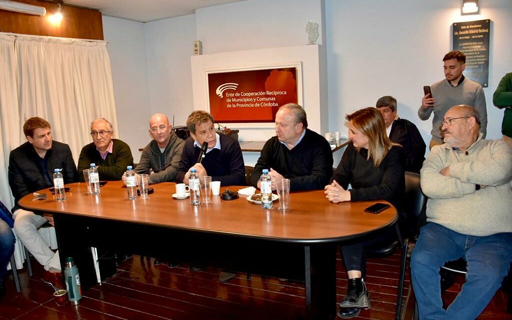 Facundo Manes visitó el Foro de Intendentes Radicales de Córdoba