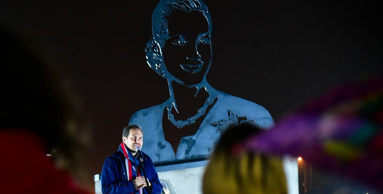 Villa María: Un monumento recuerda a Evita en uno de los principales accesos a la ciudad