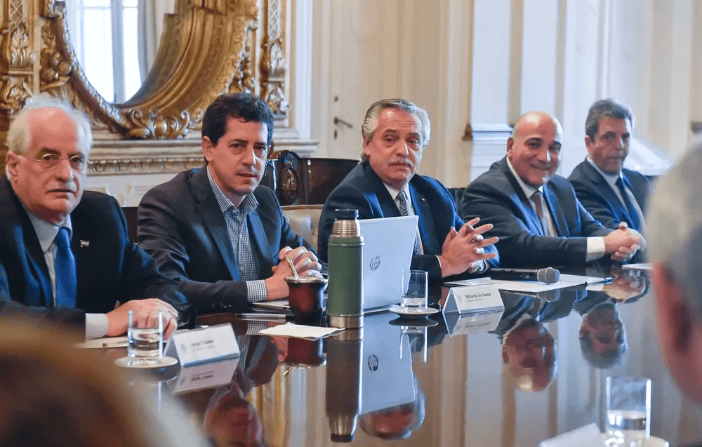 Con Fernández a la cabeza, el gabinete evaluó los «avances de cada área»