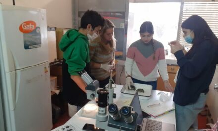 UNRC: Estudiantes de nivel secundario de Río Cuarto y la región experimentan en laboratorios de Exactas