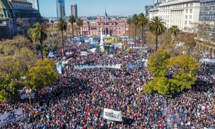 En defensa de la democracia, miles de personas colman Plaza de Mayo