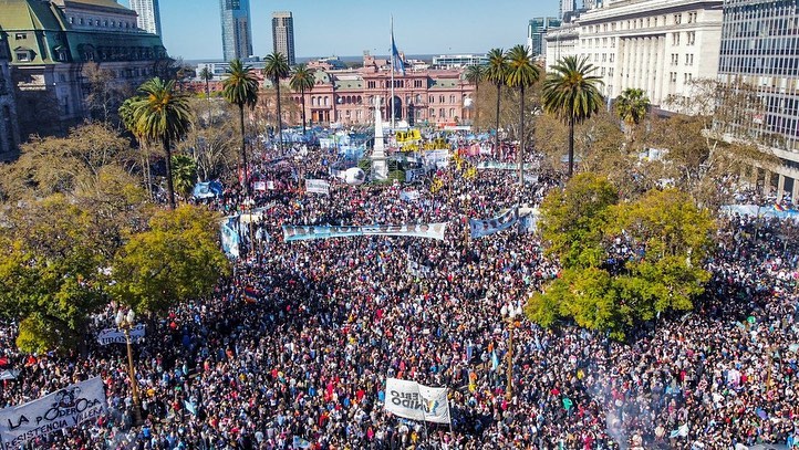 En defensa de la democracia, miles de personas colman Plaza de Mayo