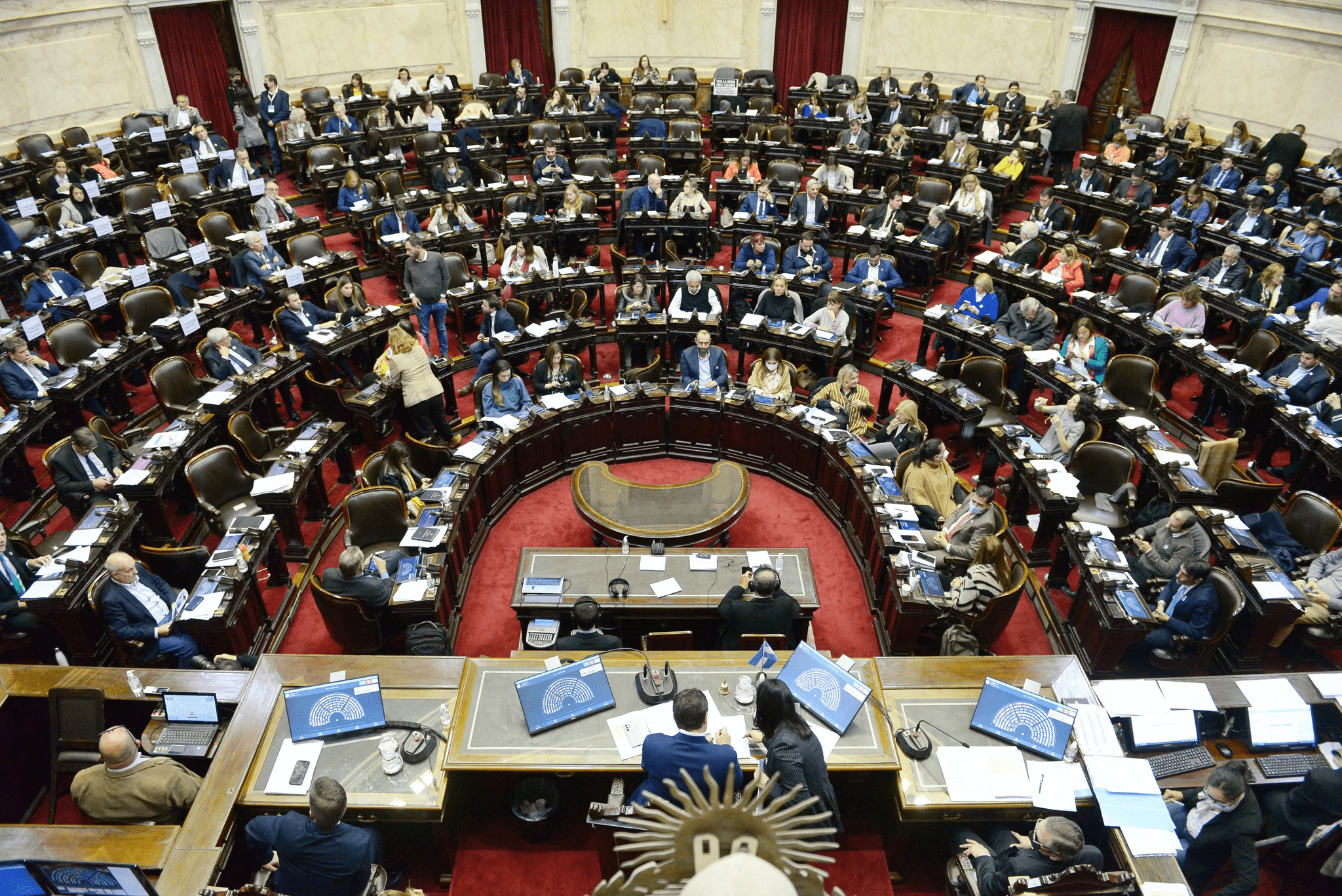 Con desenlace abierto y posiciones divididas, comienza el debate por el DNU en el Congreso