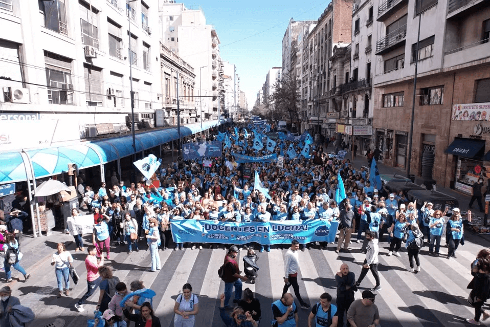 Multitudinaria marcha docente y 80% de adhesión al paro por mejores salarios