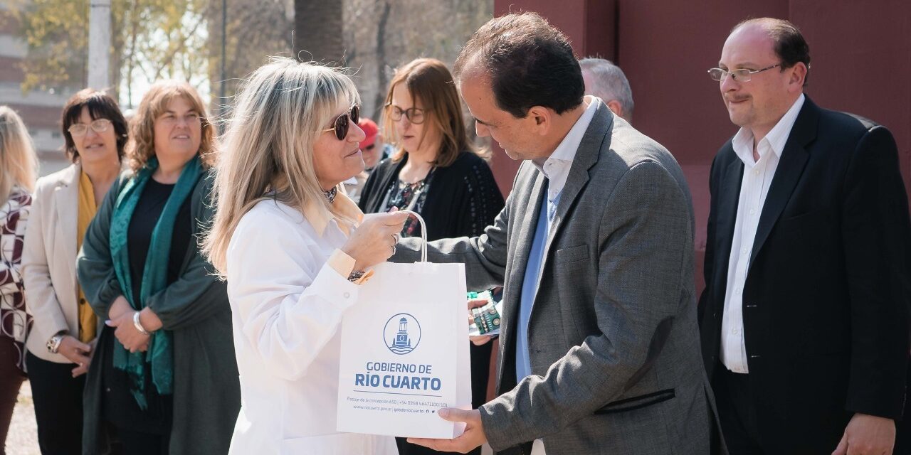 Río Cuarto: en un emotivo acto, Llamosas reconoció el trabajo de los docentes