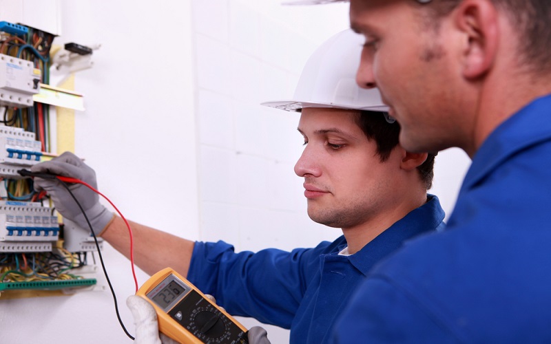 La Universidad Barrial firmó un convenios con Luz y Fuerza y Ersep para certificar electricistas con categoría 3