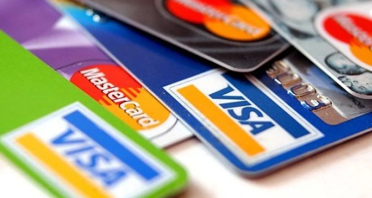 Los consumos con tarjeta superiores a US$ 300 por mes pagarán una percepción del 25%