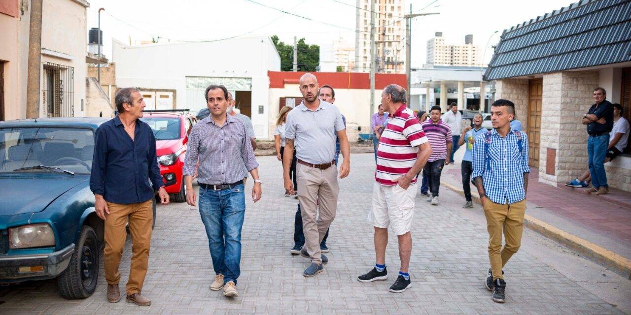 Río Cuarto: Llamosas habilitó el adoquinado en Pje. Maipú