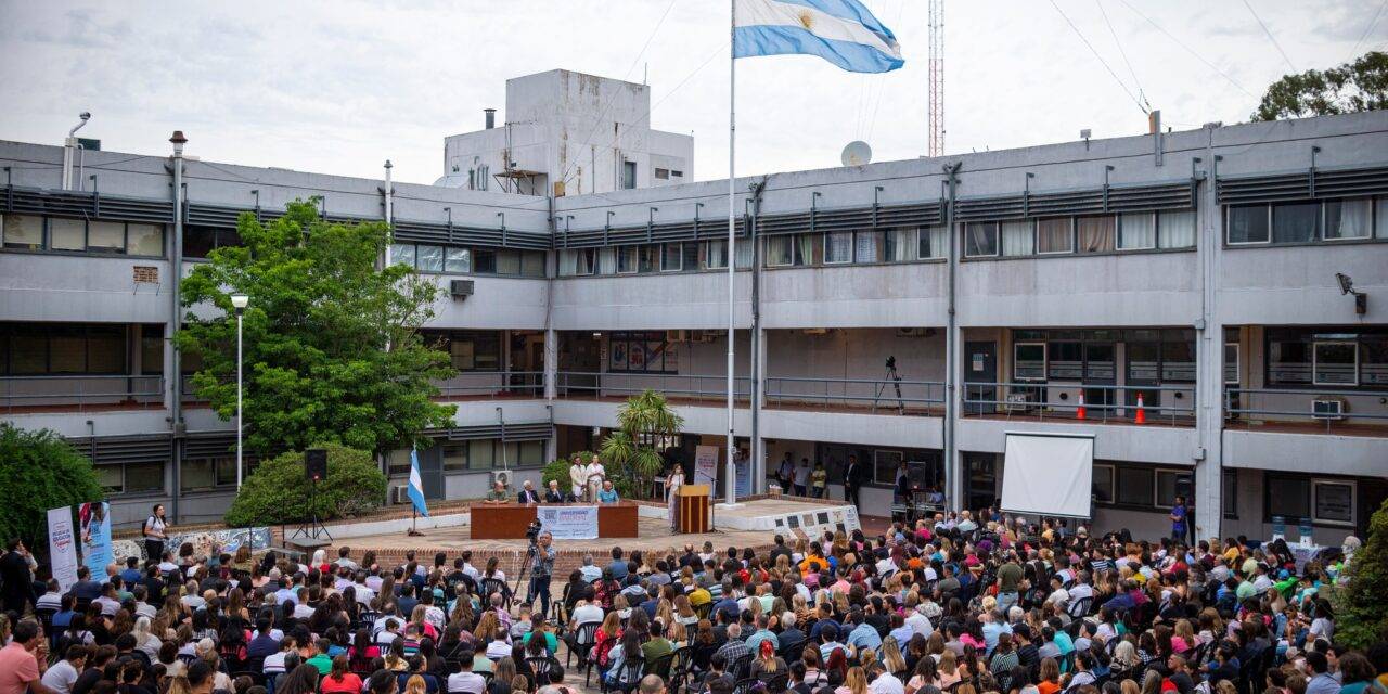 Más de 600 estudiantes de la Universidad Barrial recibieron certificados de capacitación