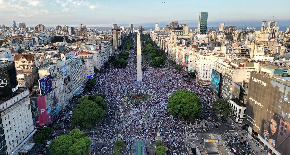 Todo el país se tiñó de celeste y blanco para celebrar la victoria de la «Albiceleste»