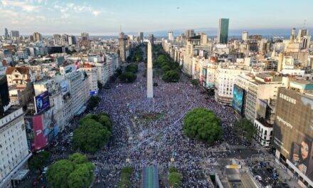 Todo el país se tiñó de celeste y blanco para celebrar la victoria de la “Albiceleste”