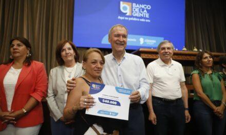 Schiaretti entregó 550 nuevos créditos del Banco de la Gente