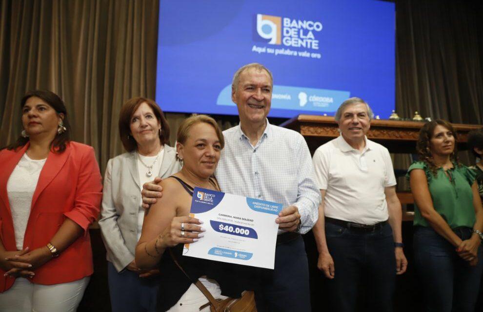 Schiaretti entregó 550 nuevos créditos del Banco de la Gente