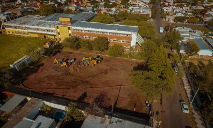 Río Tercero: Comenzó la construcción del playón polideportivo de la escuela Juana Manso