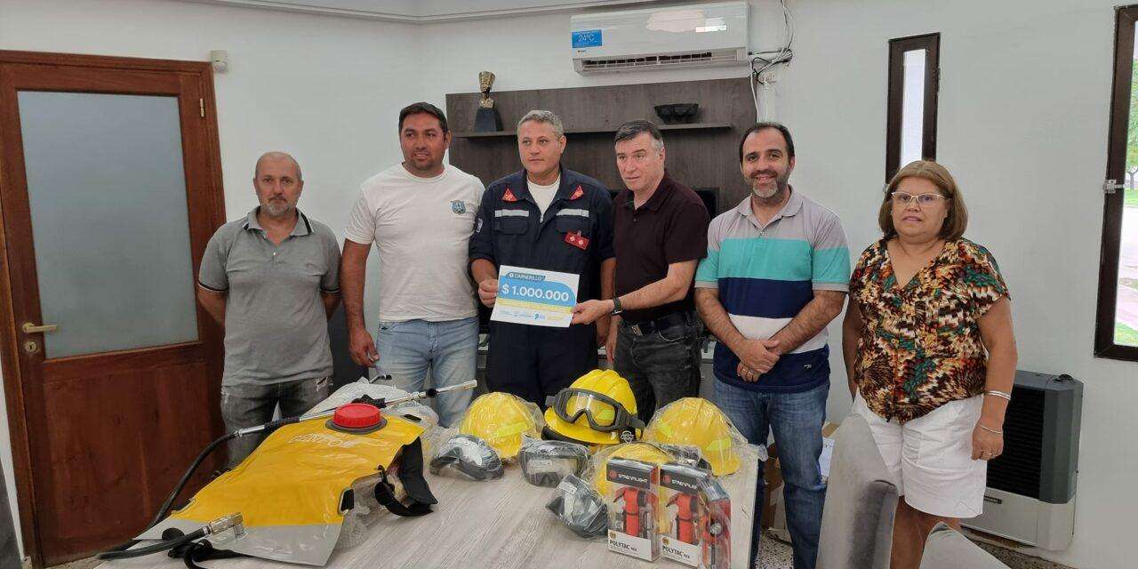 Carnerillo: los Bomberos Voluntarios recibieron equipamientos y un aporte de 1 millón de pesos