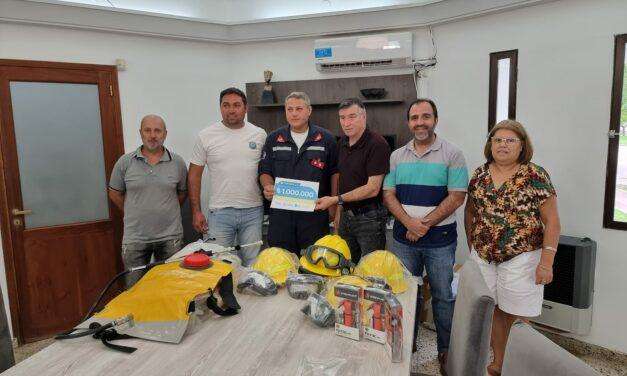 Carnerillo: los Bomberos Voluntarios recibieron equipamientos y un aporte de 1 millón de pesos