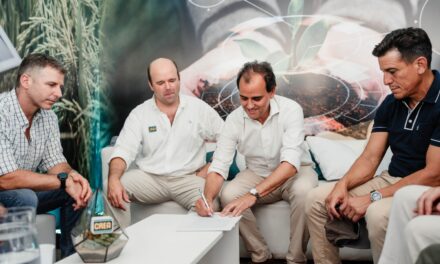 Llamosas firmó un convenio con CREA para impulsar el sector agropecuario en la región
