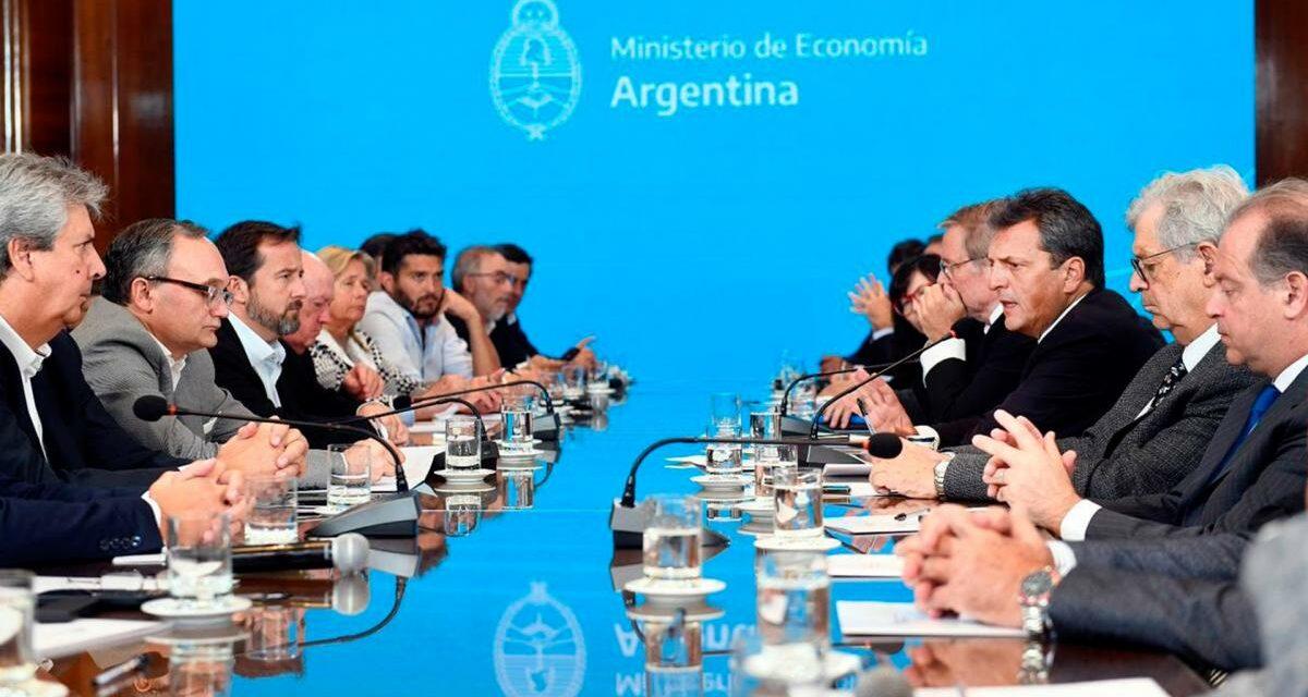 Massa anunció un dólar de $300 para exportaciones de soja y economías regionales