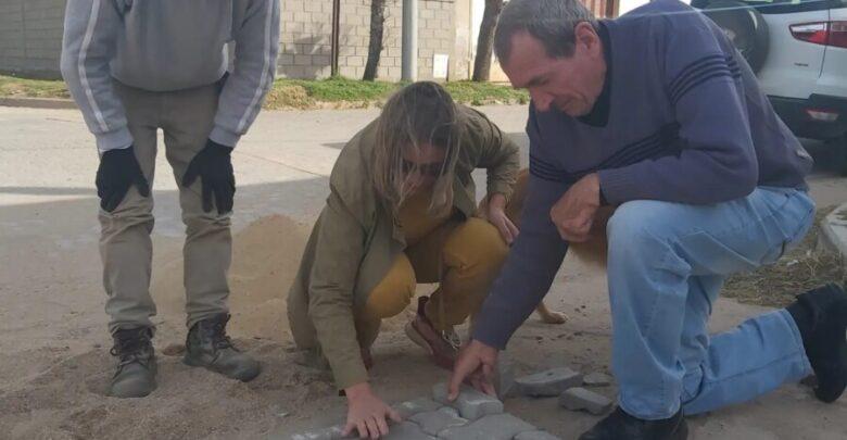 Del Campillo: Junto a los vecinos, el municipio continúa con la obra de pavimento articulado