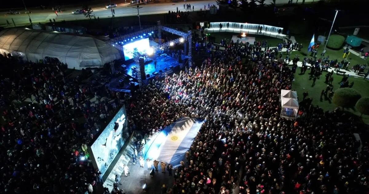 Una multitud abrazó a los excombatientes en la «vigilia por Malvinas» en Río Grande