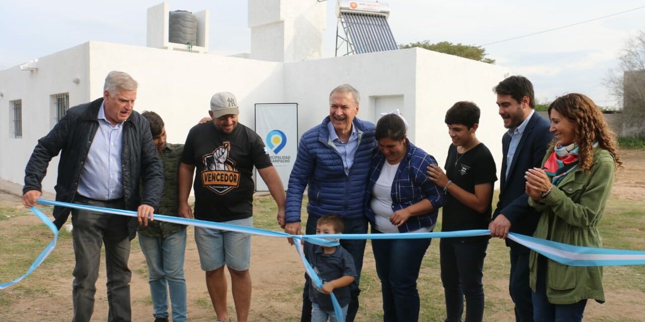 Sampacho: Schiaretti entregó 10 viviendas e inauguró un polideportivo social