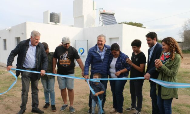 Sampacho: Schiaretti entregó 10 viviendas e inauguró un polideportivo social