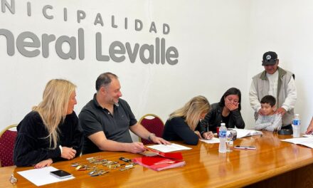 General Levalle: entregaron 13 viviendas a las familias adjudicatarias