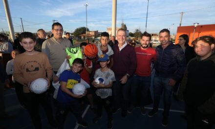 Schiaretti inauguró un polideportivo en Villa Nueva y supervisó el avance de un puente