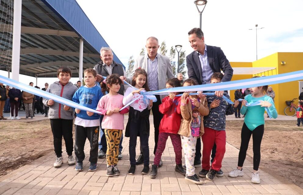 Manuel Calvo habilitó obras y entregó más de 90 escrituras sociales en Las Varillas