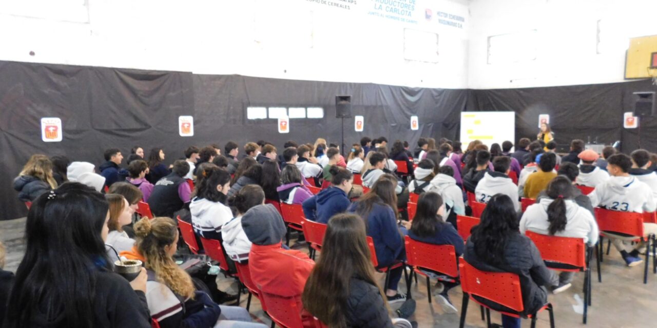 La Carlota: El Instituto Nuestra Madre de la Merced organizó la Expo Carreras.