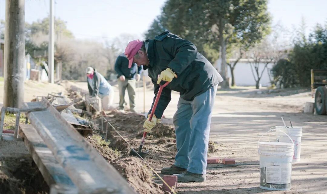 Sampacho: avanza la obra de cordón cuneta en barrio pueblo nuevo