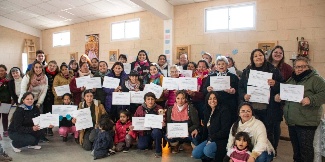 Río Cuarto: Entregaron 60 certificados de Trama Emprendedora a mujeres del Barrio Las Delicias