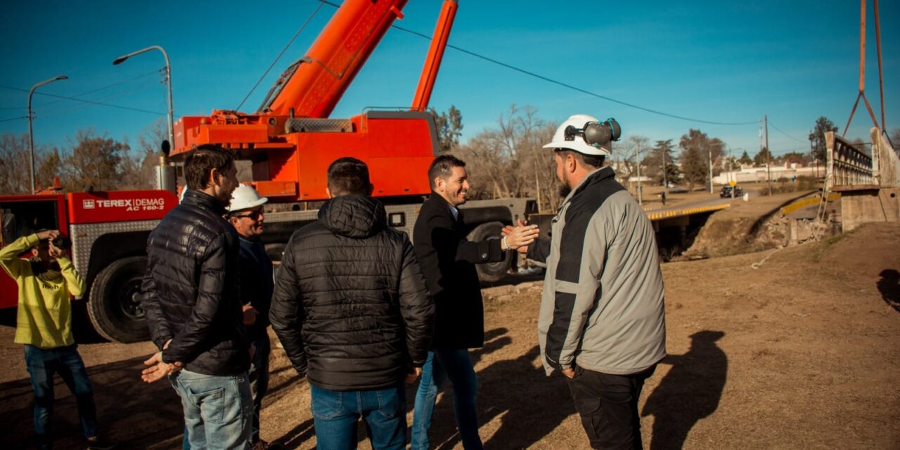 Río Tercero: avanzan los trabajos para la colocación de la nueva pasarela del balneario