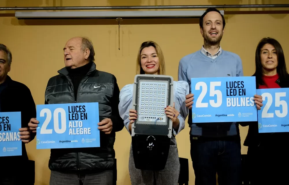 Gabriela Estévez entregó 300 luminarias LED a 12 municipios cordobeses