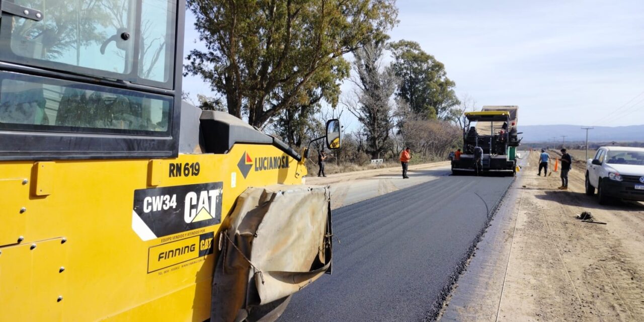 Comenzó la pavimentación del camino que une la localidad de Las Albahacas con Villa El Chacay