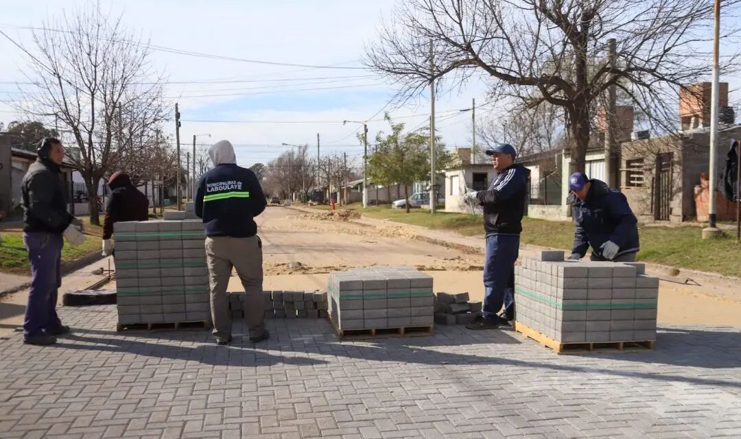 Laboulaye: avanza la obra de adoquinado en Calle 1º de mayo