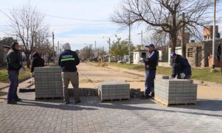 Laboulaye: avanza la obra de adoquinado en Calle 1º de mayo