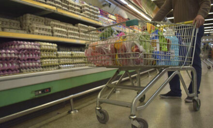 El Gobierno anunció un acuerdo con supermercados y mayoristas de 5% de aumento mensual