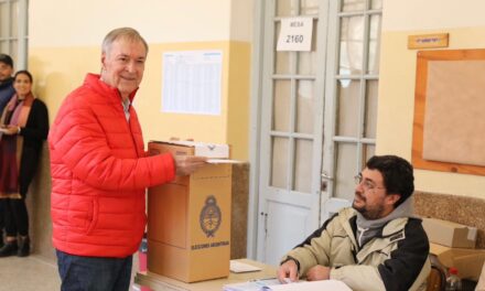 Juan Schiaretti emitió su voto y destacó que es el único candidato del interior del país