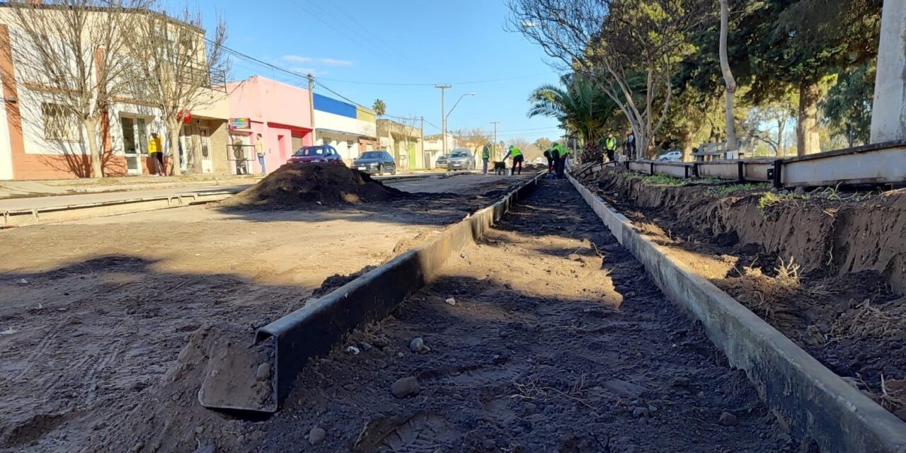 Huinca Renancó: Avanza la obra de cordón cuneta en calle Eva Duarte