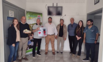 Ucacha: Inta entregó un cardiodesfibrilador al Hospital Municipal