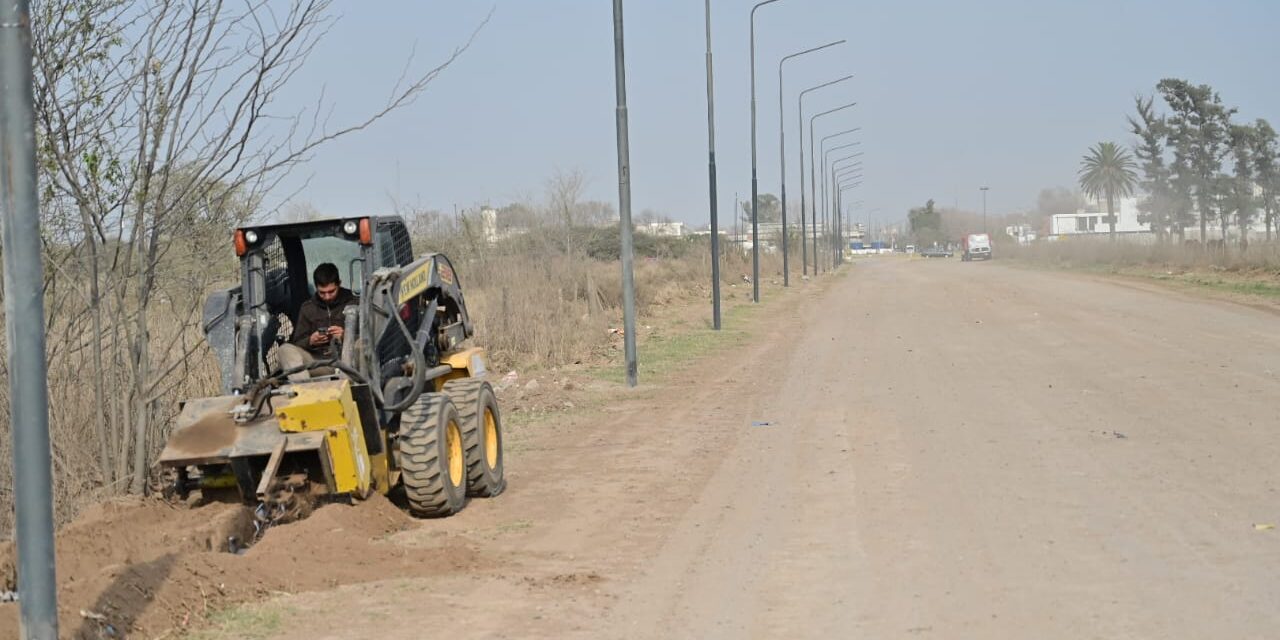 Villa María: realizan la instalación de 17 columnas y luminarias led en avenida Buchardo